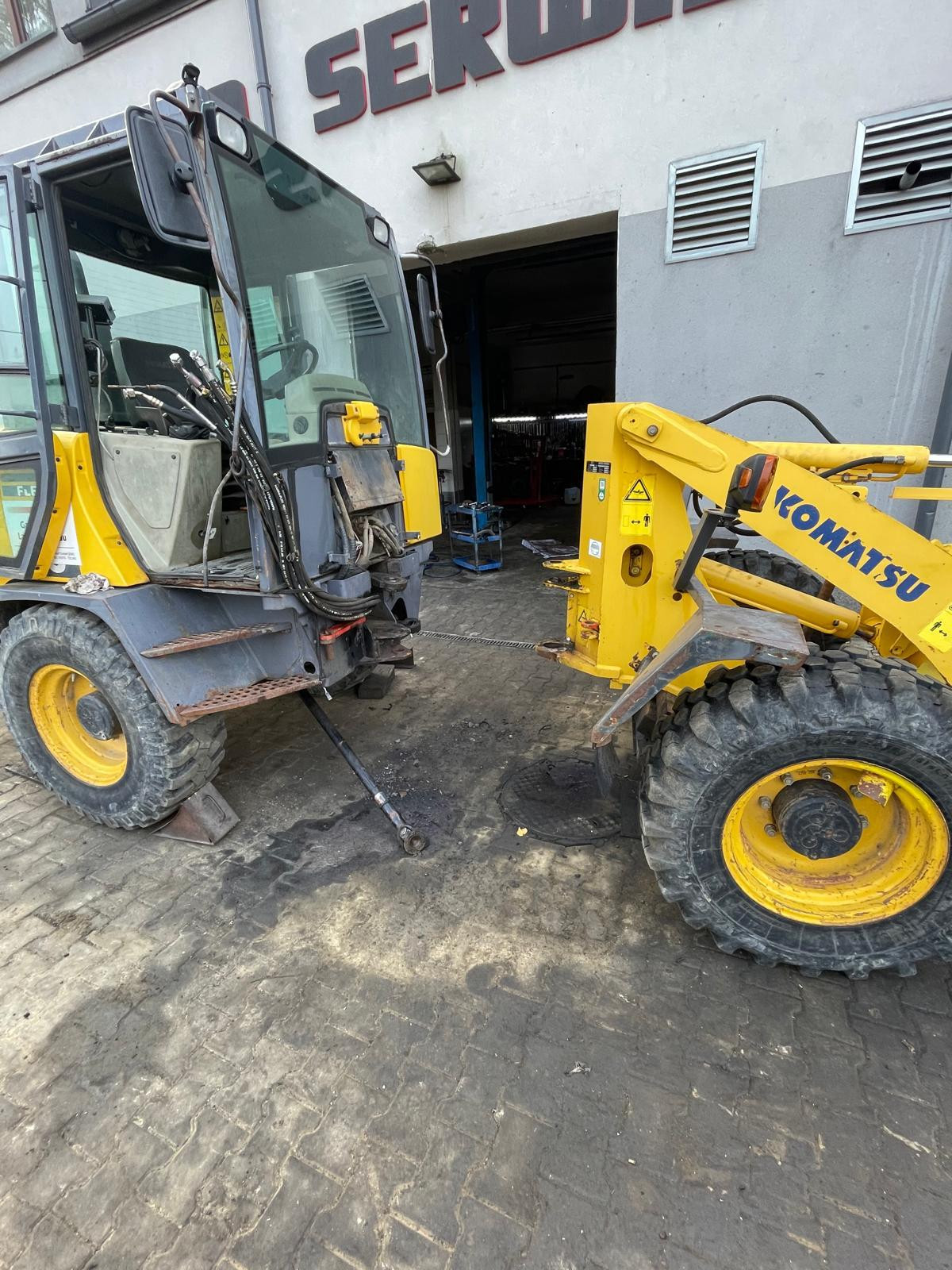 Serwis ładowarki Komatsu przed warsztatem